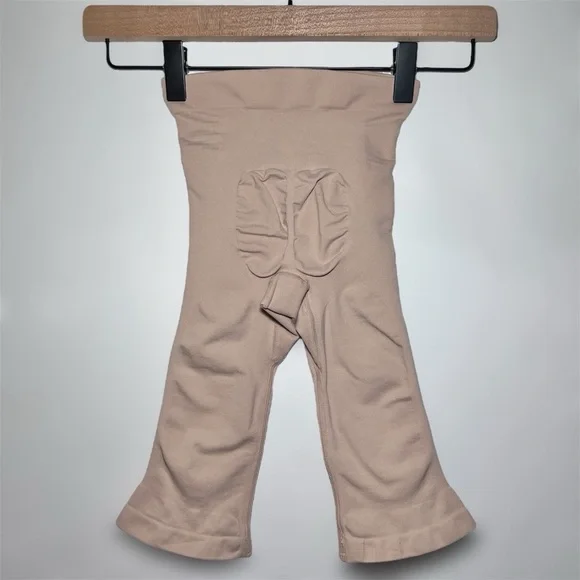 SKIMS Sculpting Short Above The Knee With Open Gusset in Clay - Picture 2 of 5